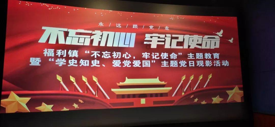 居民楼顶养鸽子气味太重!执法人员耐心劝诫并清理现场